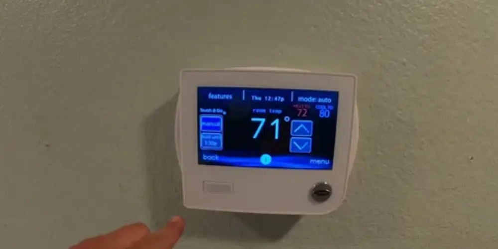 Sensor-compatible thermostat for monitoring indoor temperatures